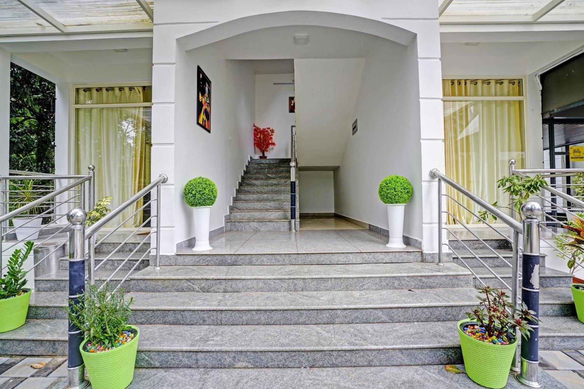 Hotel Oyo Flagship 81260 Star Lights à Munnar Extérieur photo